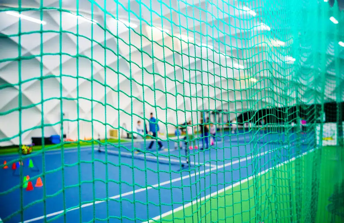 Rete sportiva resistente installata su impianto sportivo all’aperto