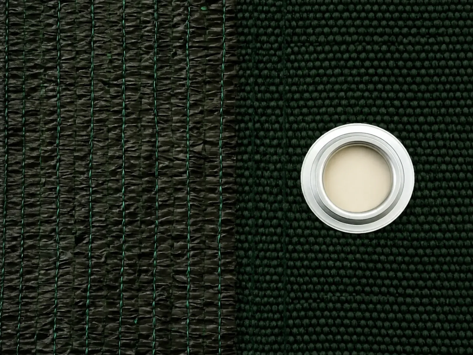 Telo ombreggiante verde scuro con bordo rinforzato e occhiello in metallo per fissaggio